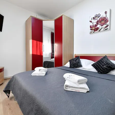 4 Bedroom Cozy In Holiday home *