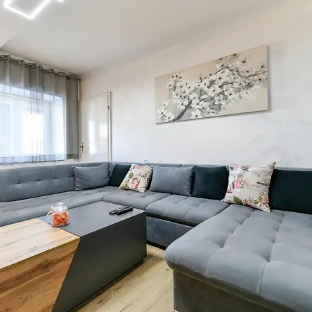 Luxurious In بيت للعطل