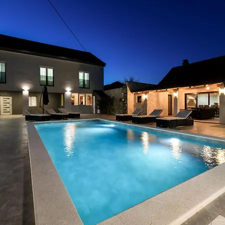 4 Bedroom Amazing In Holiday home Prkos